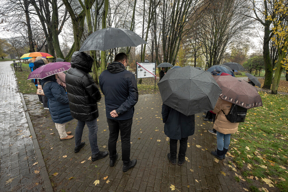 Uroczystość odsłonięcia tablicy edukacyjno-informacyjnej upamiętniającej Piotra Urbańczyka – komisarza Policji Województwa Śląskiego i ofiary zbrodni katyńskiej – Katowice, 29 listopada 2024. Fot.: IPN K. Łojko
