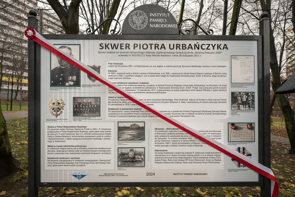 Uroczystość odsłonięcia tablicy edukacyjno-informacyjnej upamiętniającej Piotra Urbańczyka – komisarza Policji Województwa Śląskiego i ofiary zbrodni katyńskiej – Katowice, 29 listopada 2024. Fot.: IPN K. Łojko