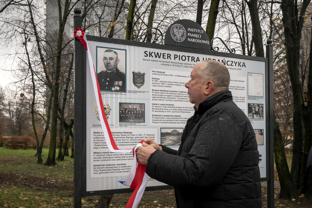 Uroczystość odsłonięcia tablicy edukacyjno-informacyjnej upamiętniającej Piotra Urbańczyka – komisarza Policji Województwa Śląskiego i ofiary zbrodni katyńskiej – Katowice, 29 listopada 2024. Fot.: IPN K. Łojko