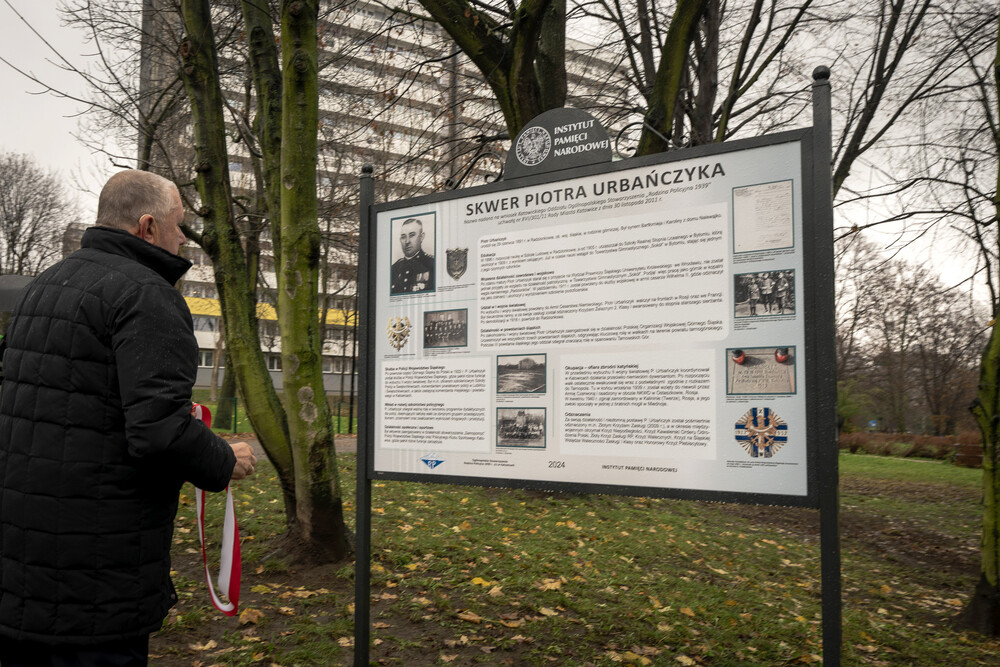 Uroczystość odsłonięcia tablicy edukacyjno-informacyjnej upamiętniającej Piotra Urbańczyka – komisarza Policji Województwa Śląskiego i ofiary zbrodni katyńskiej – Katowice, 29 listopada 2024. Fot.: IPN K. Łojko