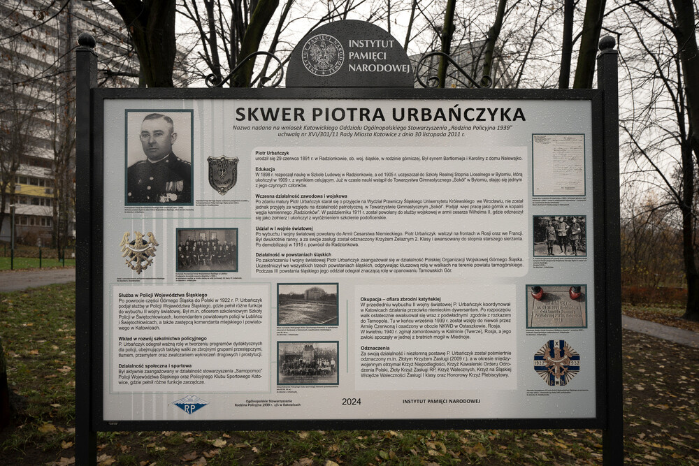 Uroczystość odsłonięcia tablicy edukacyjno-informacyjnej upamiętniającej Piotra Urbańczyka – komisarza Policji Województwa Śląskiego i ofiary zbrodni katyńskiej – Katowice, 29 listopada 2024. Fot.: IPN K. Łojko