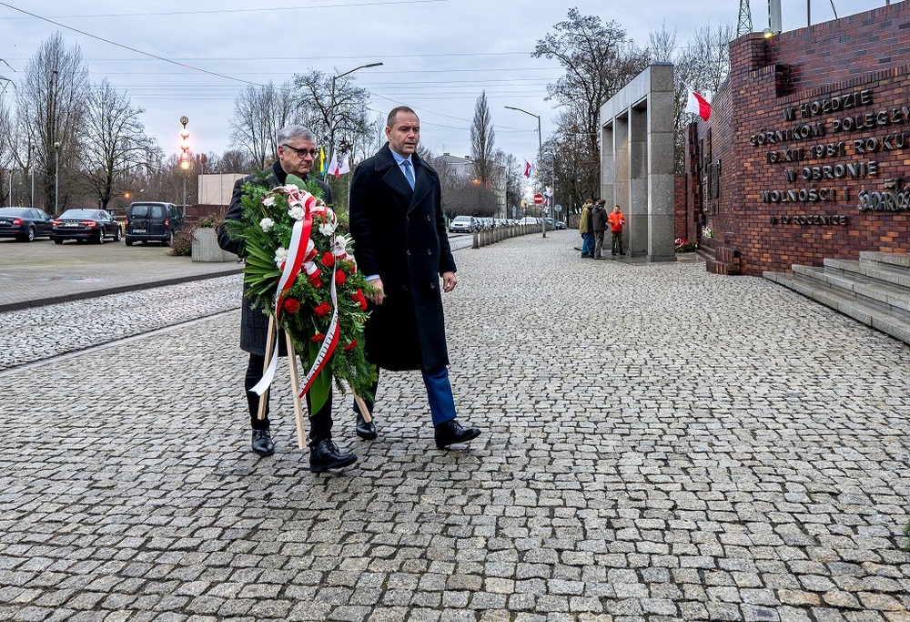 Dr Karol Nawrocki, prezes Instytutu Pamięci Narodowej wraz z dr. Andrzejem Sznajderem, dyrektorem Oddziału IPN w Katowicach złożyli kwiaty pod Krzyżem–Pomnikiem Poległych Górników przy Kopalni „Wujek”. Fot. Krzysztof Łojko/IPN