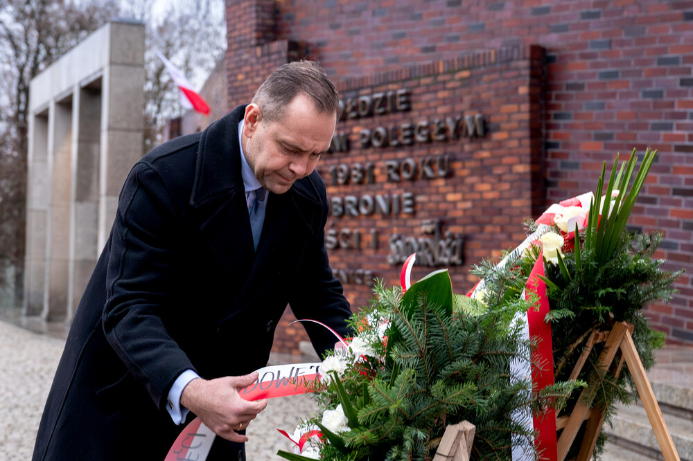 Dr Karol Nawrocki, prezes Instytutu Pamięci Narodowej wraz z dr. Andrzejem Sznajderem, dyrektorem Oddziału IPN w Katowicach złożyli kwiaty pod Krzyżem–Pomnikiem Poległych Górników przy Kopalni „Wujek”. Fot. Krzysztof Łojko/IPN