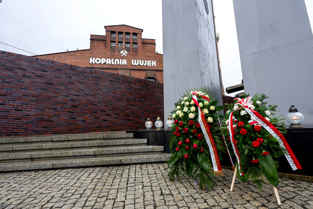 Dr Karol Nawrocki, prezes Instytutu Pamięci Narodowej wraz z dr. Andrzejem Sznajderem, dyrektorem Oddziału IPN w Katowicach złożyli kwiaty pod Krzyżem–Pomnikiem Poległych Górników przy Kopalni „Wujek”. Fot. Krzysztof Łojko/IPN