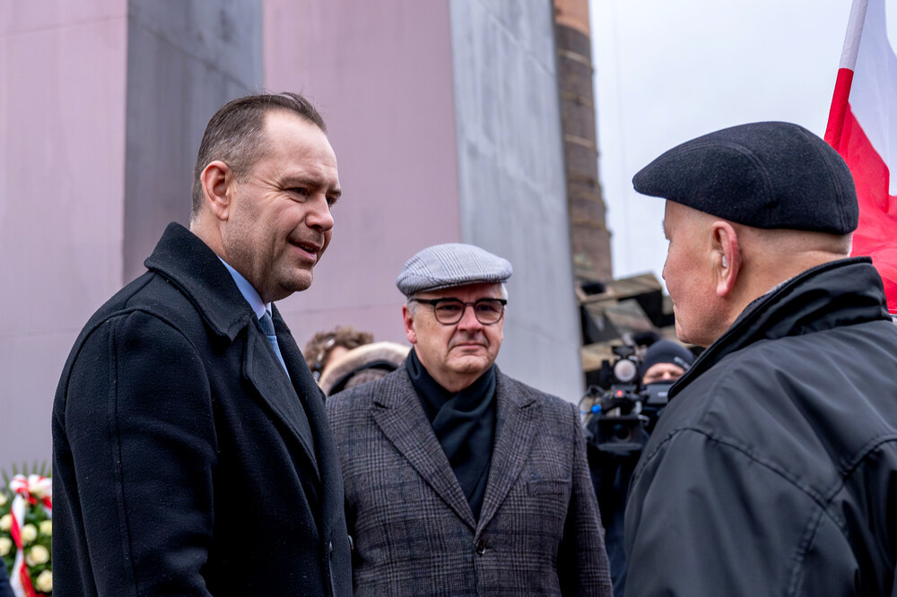 Dr Karol Nawrocki, prezes Instytutu Pamięci Narodowej wraz z dr. Andrzejem Sznajderem, dyrektorem Oddziału IPN w Katowicach złożyli kwiaty pod Krzyżem–Pomnikiem Poległych Górników przy Kopalni „Wujek”. Fot. Krzysztof Łojko/IPN