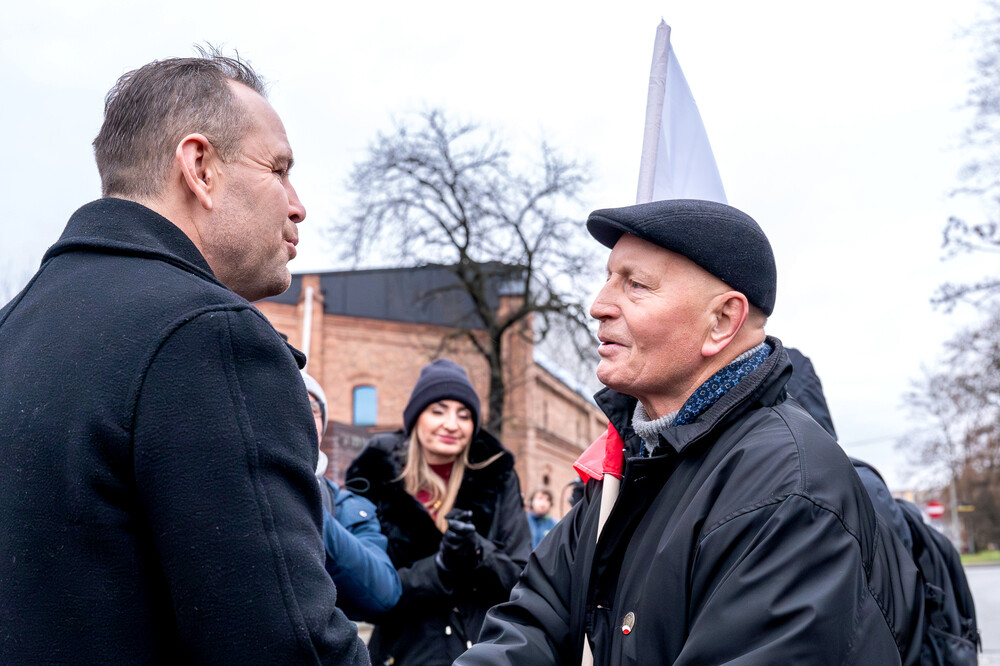 Dr Karol Nawrocki, prezes Instytutu Pamięci Narodowej wraz z dr. Andrzejem Sznajderem, dyrektorem Oddziału IPN w Katowicach złożyli kwiaty pod Krzyżem–Pomnikiem Poległych Górników przy Kopalni „Wujek”. Fot. Krzysztof Łojko/IPN