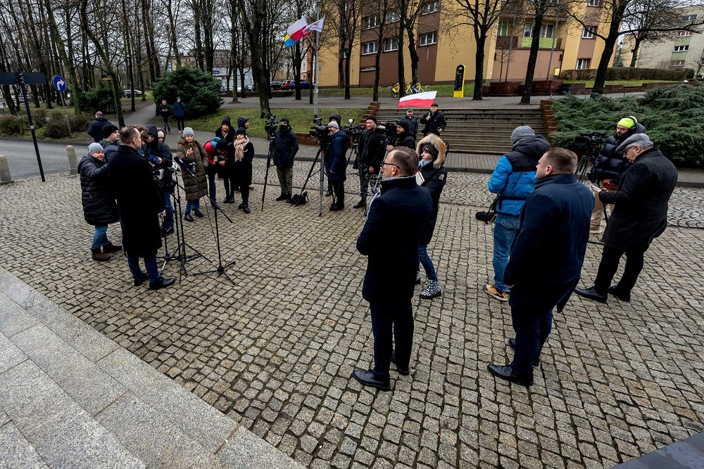 Dr Karol Nawrocki, prezes Instytutu Pamięci Narodowej wraz z dr. Andrzejem Sznajderem, dyrektorem Oddziału IPN w Katowicach złożyli kwiaty pod Krzyżem–Pomnikiem Poległych Górników przy Kopalni „Wujek”. Fot. Krzysztof Łojko/IPN