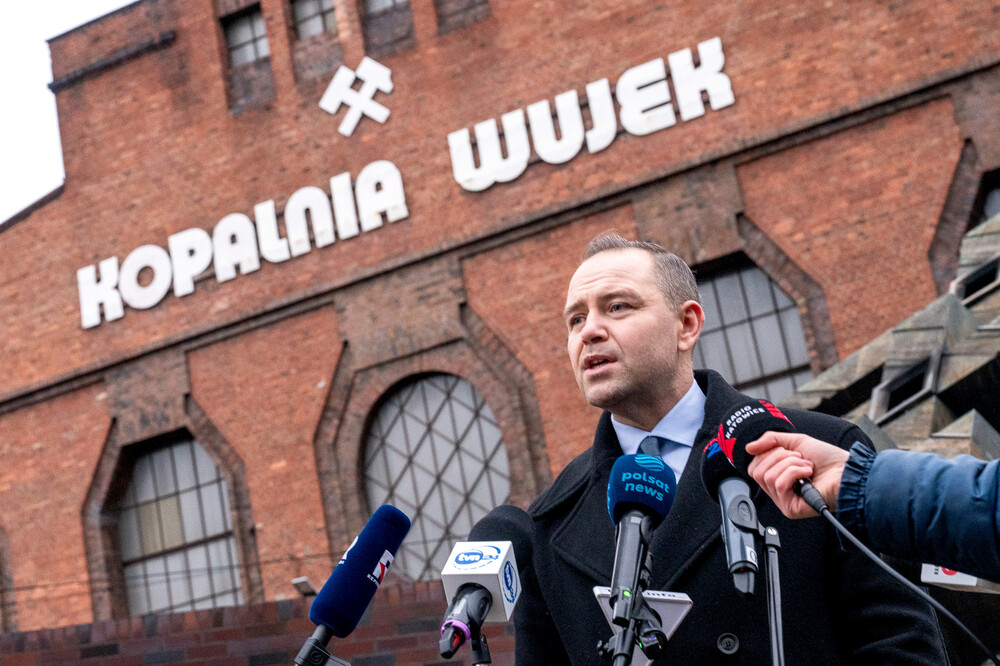 Dr Karol Nawrocki, prezes Instytutu Pamięci Narodowej wraz z dr. Andrzejem Sznajderem, dyrektorem Oddziału IPN w Katowicach złożyli kwiaty pod Krzyżem–Pomnikiem Poległych Górników przy Kopalni „Wujek”. Fot. Krzysztof Łojko/IPN