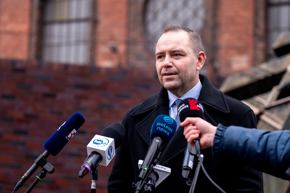 Dr Karol Nawrocki, prezes Instytutu Pamięci Narodowej wraz z dr. Andrzejem Sznajderem, dyrektorem Oddziału IPN w Katowicach złożyli kwiaty pod Krzyżem–Pomnikiem Poległych Górników przy Kopalni „Wujek”. Fot. Krzysztof Łojko/IPN