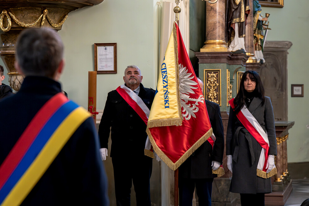 Odsłonięcie tablicy upamiętniającej księży katolickich ze Śląska Cieszyńskiego, zamordowanych przez Niemców podczas II wojny światowej – Cieszyn, 19 grudnia 2024. Fot.: IPN K. Łojko