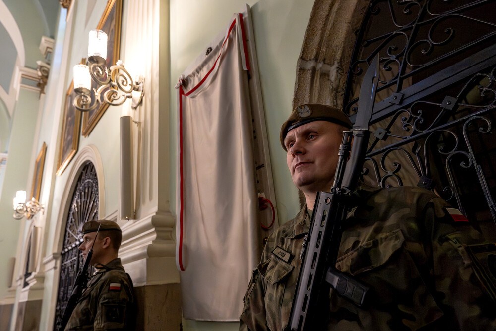 Odsłonięcie tablicy upamiętniającej księży katolickich ze Śląska Cieszyńskiego, zamordowanych przez Niemców podczas II wojny światowej – Cieszyn, 19 grudnia 2024. Fot.: IPN K. Łojko