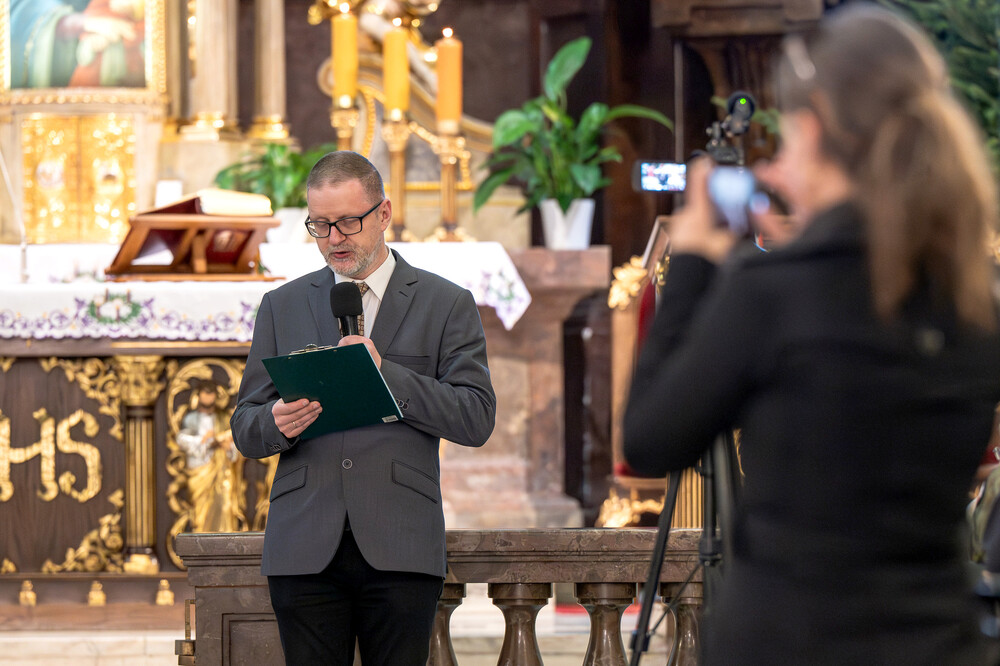 Odsłonięcie tablicy upamiętniającej księży katolickich ze Śląska Cieszyńskiego, zamordowanych przez Niemców podczas II wojny światowej – Cieszyn, 19 grudnia 2024. Fot.: IPN K. Łojko