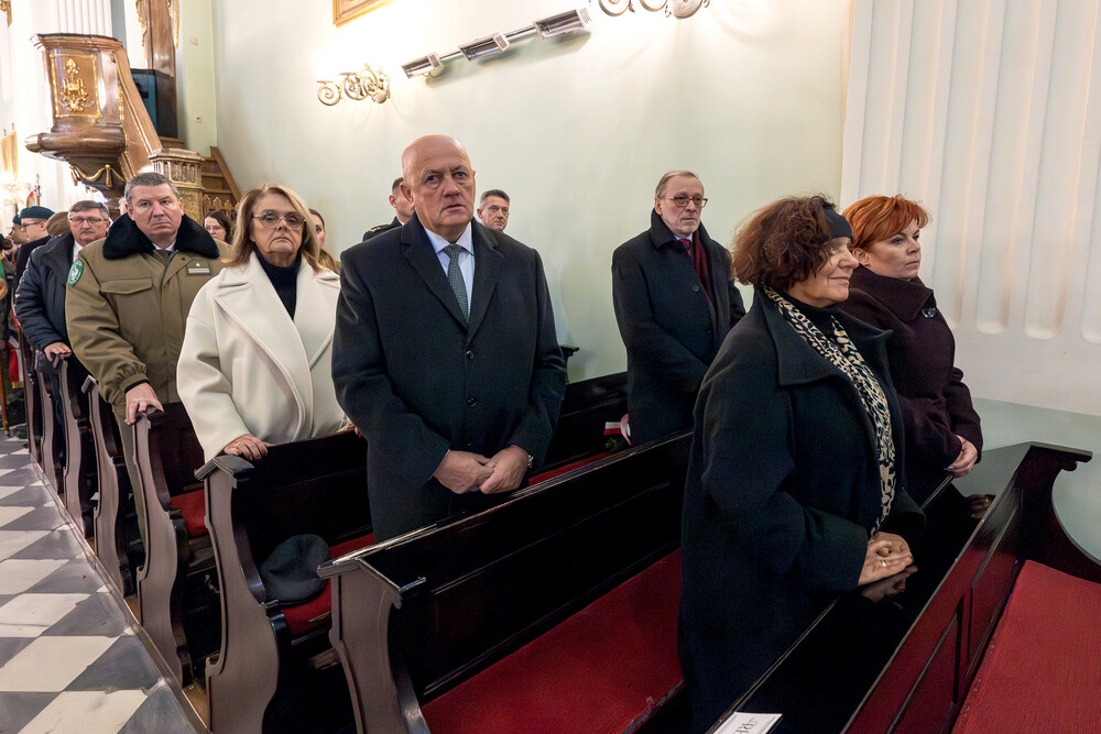 Odsłonięcie tablicy upamiętniającej księży katolickich ze Śląska Cieszyńskiego, zamordowanych przez Niemców podczas II wojny światowej – Cieszyn, 19 grudnia 2024. Fot.: IPN K. Łojko