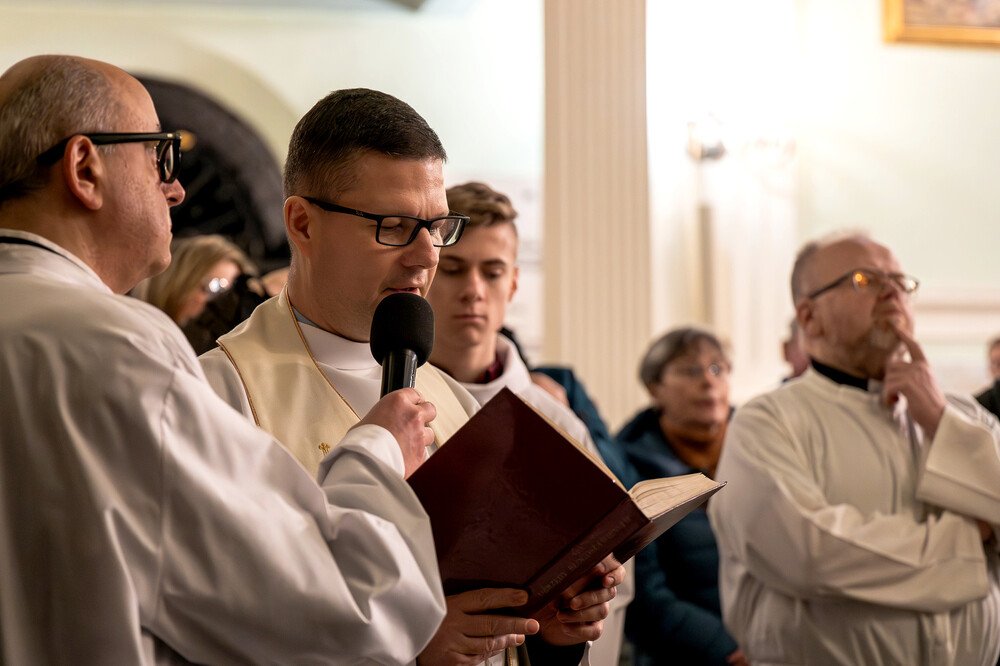 Odsłonięcie tablicy upamiętniającej księży katolickich ze Śląska Cieszyńskiego, zamordowanych przez Niemców podczas II wojny światowej – Cieszyn, 19 grudnia 2024. Fot.: IPN K. Łojko