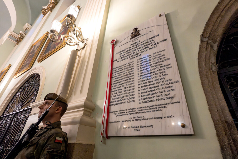 Odsłonięcie tablicy upamiętniającej księży katolickich ze Śląska Cieszyńskiego, zamordowanych przez Niemców podczas II wojny światowej – Cieszyn, 19 grudnia 2024. Fot.: IPN K. Łojko