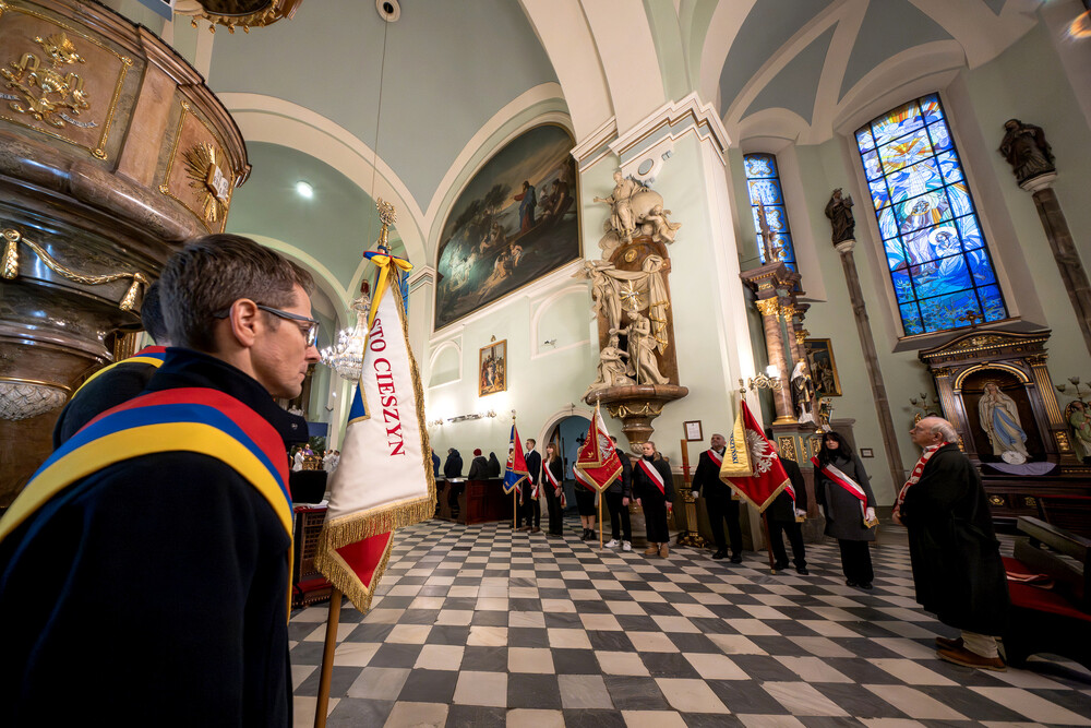 Odsłonięcie tablicy upamiętniającej księży katolickich ze Śląska Cieszyńskiego, zamordowanych przez Niemców podczas II wojny światowej – Cieszyn, 19 grudnia 2024. Fot.: IPN K. Łojko