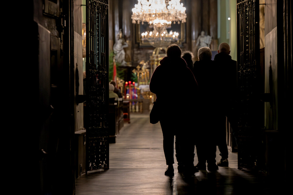 Odsłonięcie tablicy upamiętniającej księży katolickich ze Śląska Cieszyńskiego, zamordowanych przez Niemców podczas II wojny światowej – Cieszyn, 19 grudnia 2024. Fot.: IPN K. Łojko