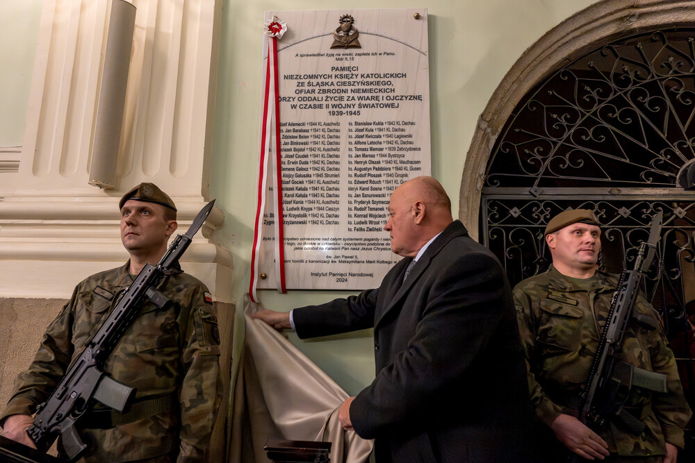 Odsłonięcie tablicy upamiętniającej księży katolickich ze Śląska Cieszyńskiego, zamordowanych przez Niemców podczas II wojny światowej – Cieszyn, 19 grudnia 2024. Fot.: IPN K. Łojko