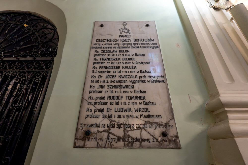 Odsłonięcie tablicy upamiętniającej księży katolickich ze Śląska Cieszyńskiego, zamordowanych przez Niemców podczas II wojny światowej – Cieszyn, 19 grudnia 2024. Fot.: IPN K. Łojko