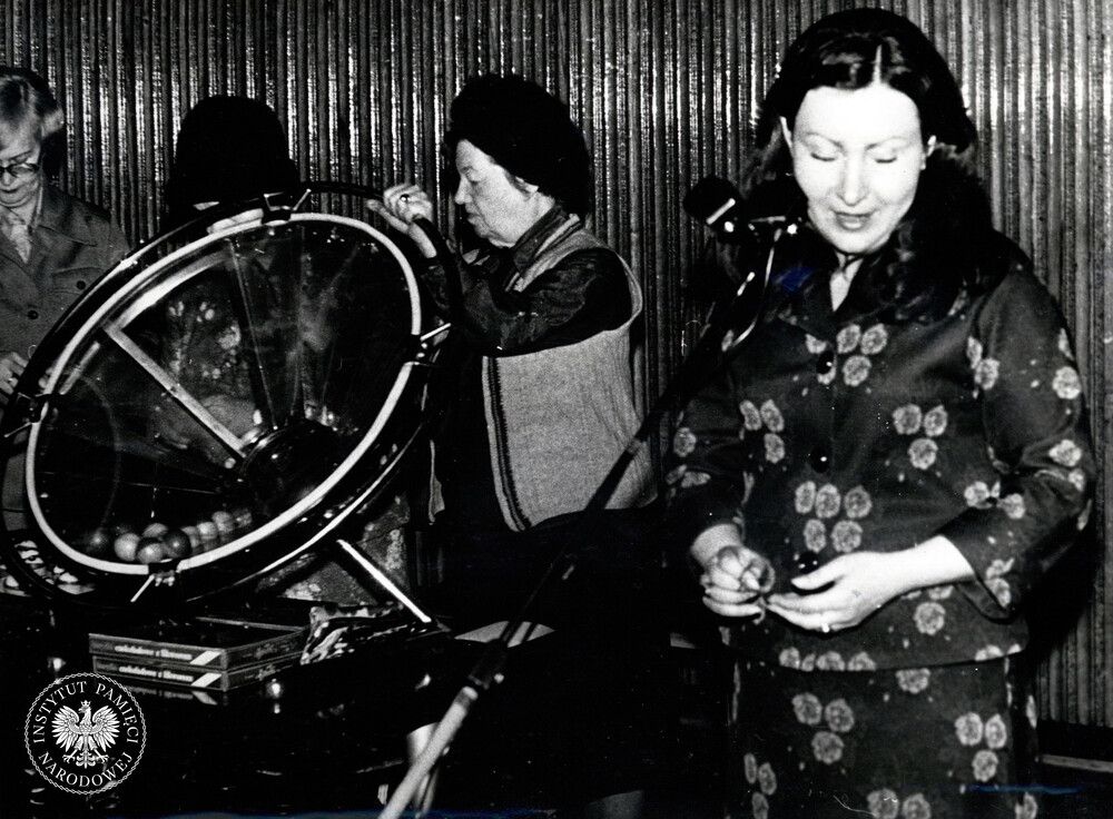 Losowanie śląskiej gry liczbowej „Karolinka”. Gra była loterią na wzór „totolotka”, ale funkcjonowała tylko na Śląsku. Losowanie odbyło się na zaproszenie zarządu ZSMP ZOMO 4 marca 1979 r.