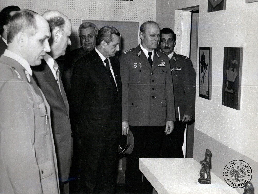 Uroczyste otwarcie sali twórczości funkcjonariuszy ZOMO, 4 maja 1980 r. Na wystawie znalazły się obrazy, rzeźby, grafika, metaloplastyka, prace hafciarskie i tkackie. Drugi od prawej stoi dowódca jednostki ZOMO, płk Kazimierz Wilczyński.