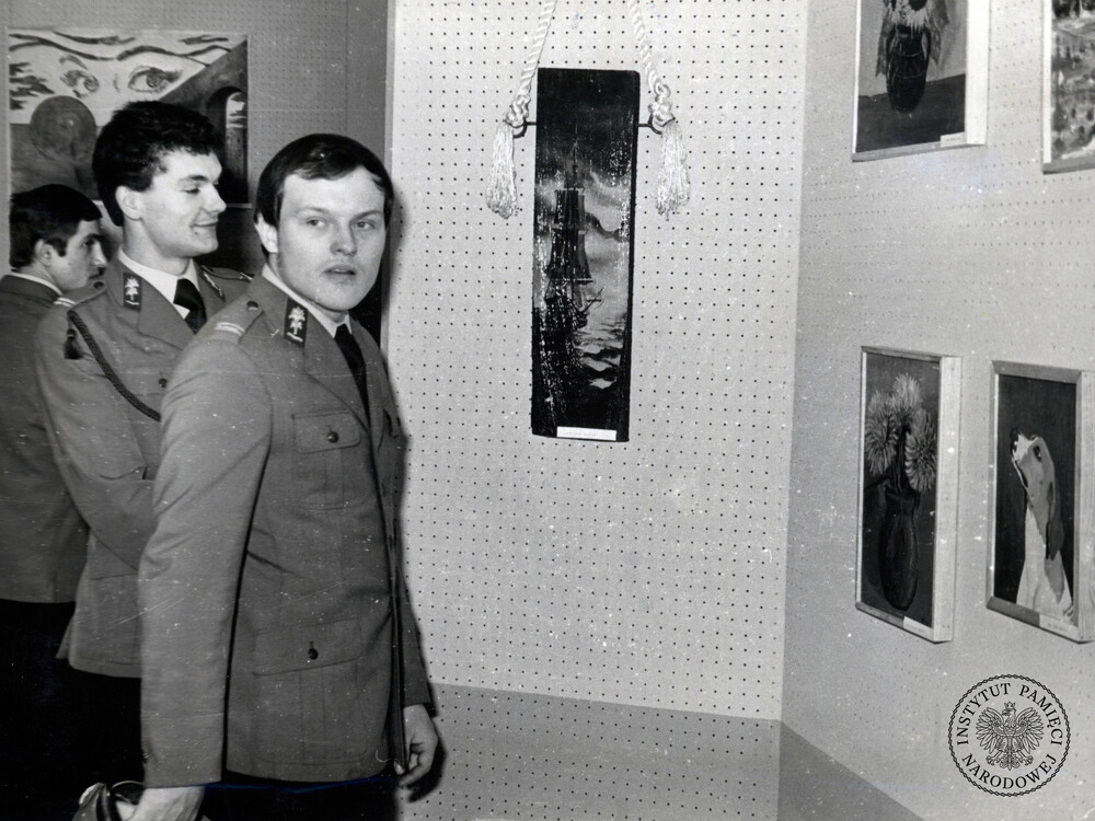 Uroczyste otwarcie sali twórczości funkcjonariuszy ZOMO, 4 maja 1980 r. Na wystawie znalazły się obrazy, rzeźby, grafika, metaloplastyka, prace hafciarskie i tkackie.