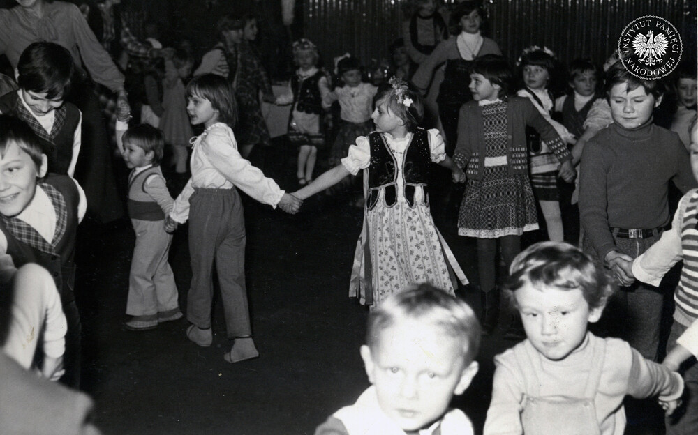 Zabawa noworoczna dla dzieci funkcjonariuszy i pracowników jednostki, 27 stycznia 1982 r.