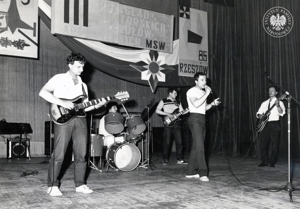 Występ zespołu amatorskiego jednostki ZOMO z Katowic podczas przeglądu zespołów artystycznych MSW w Rzeszowie, czerwiec 1985 r.