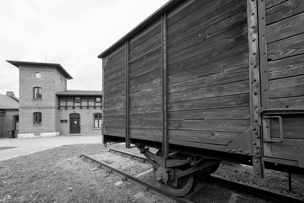 Radzionków. Wagon przed Centrum Dokumentacji Deportacji Górnoślązaków do ZSRR w 1945 roku. „Tragedia Górnośląska” – pamięć historii i historia pamięci. Fot.: IPN K. Łojko