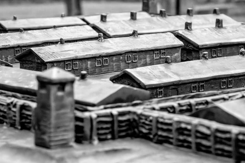 Świętochłowice-Zgoda. Pozostałość po obozie Zgoda, brama z tablicami upamiętniającymi ofiary. „Tragedia Górnośląska” – pamięć historii i historia pamięci. Fot.: IPN K. Łojko