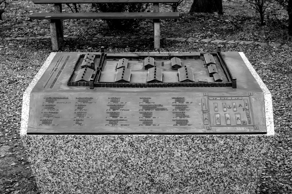 Świętochłowice-Zgoda. Pozostałość po obozie Zgoda, brama z tablicami upamiętniającymi ofiary. „Tragedia Górnośląska” – pamięć historii i historia pamięci. Fot.: IPN K. Łojko