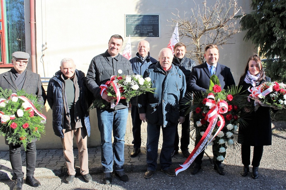 Od lewej: dyrektor OIPN w Katowicach dr Andrzej Sznajder, uczestnik strajku i sygnatariusz porozumienia z 6 lutego 1981 r. Henryk Juszczyk, wiceprzewodniczący ZR Andrzej Kołodziejski, uczestnik strajku Marcin Tyrna, uczestnik strajku i sygnatariusz porozumienia z 6 lutego 1981 r. Jarosław Kolmer, przewodniczący podbeskidzkiej "Solidarności" Marek Bogusz, wiceprezydent Bielska-Białej Przemysław Kamiński i radna Bielska-Białej Karolina Lewkowicz z wiązanką od posła PiS Stanisława Szweda.