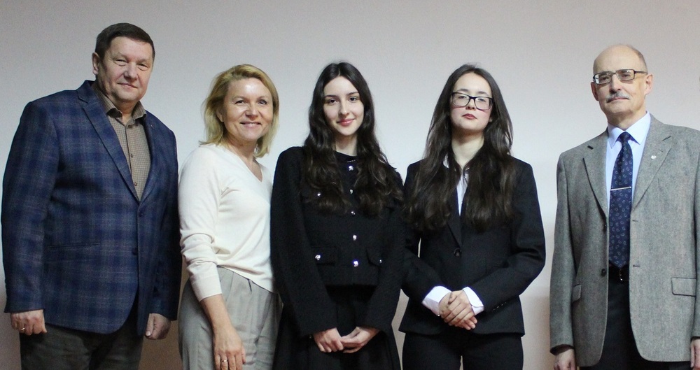 Podczas wręczenia nagród dla zwycięzców konkursu – od prawej: nauczyciel Rafał Kutryba, Sandra Telok, Dorota Kozińska, dyrektor VI LO Dorota Siwik i szef podbeskidzkiej „Solidarności” Marek Bogusz.