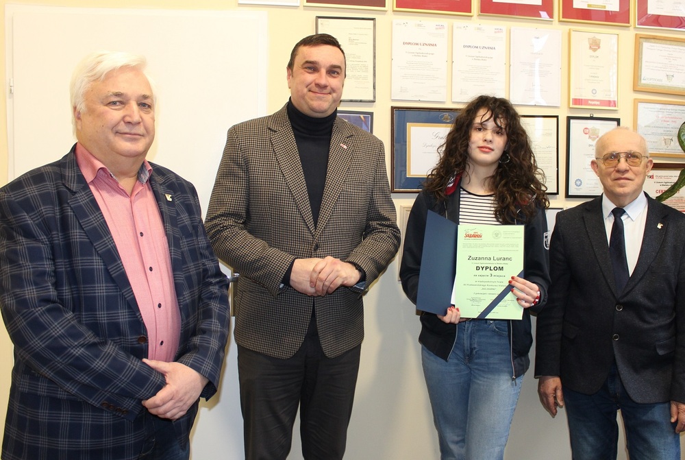 Zdobywczyni trzeciej nagrody Zuzanna Luranc wraz z – od lewej – dyrektorem V LO Markiem Myślińskim, wiceprzewodniczącym podbeskidzkiej „Solidarności” Andrzejem Kołodziejskim i nauczycielem historii Jerzym Jędryką.
