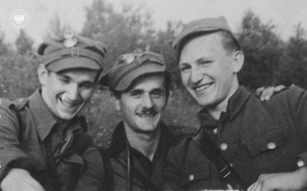 Kadra 4 szwadronu 5 Brygady Wileńskiej AK, od lewej: plut./ppor  Zdzisław Badocha „Żelazny”, por. Marian Pluciński „Mścisław” i plut./wachm. Henryk Wieliczko „Lufa”, lato 1945 r. (IPN Lu 0205/8)