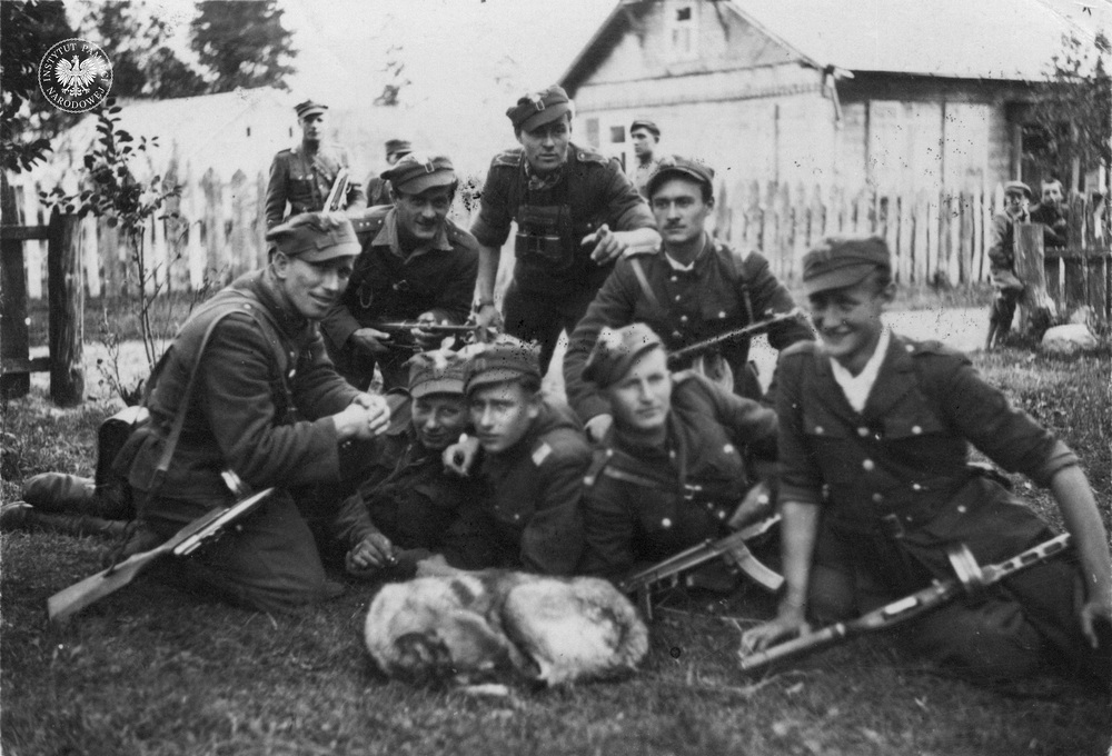 Partyzanci 2 i 4 szwadronu 5 Brygady Wileńskiej AK. Zdjęcie wykonane latem 1945 r. Pierwszy z lewej klęczy ppor. Jan Zaleski „Zaja”. Obok niego leżą: „Sęp”, plut. Jerzy Lejkowski „Szpagat”, plut. Henryk Wieliczko „Lufa” i kpr. Tadeusz Urbanowicz „Moskito”. Za nimi od lewej: por. Marian Pluciński „Mścisław”, sierż. Kazimierz Chmielowski „Rekin” i plut. Włodzimierz Jurasow „Wiarus”, 1945 r. (IPN Lu 0205/8)