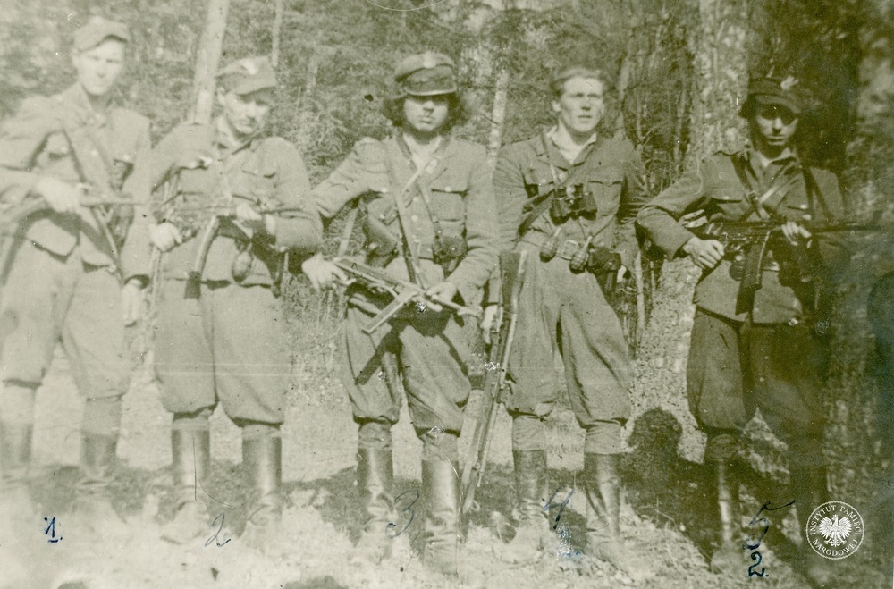 Członkowie oddziału Aleksandra Młyńskiego „Drągal”. Stoją od lewej: Tadeusz Marszał „Daszko” (nr 1), Zbigniew Ejnenberg „Powstańczyk” (nr 2), Antoni Szeliga „Wicher” (nr 3), Jan Grzegorczyk „Jastrząb” (nr 4), Aleksander Młyński „Drągal” (nr 5), 1948 r. (IPN BU 024/94)
