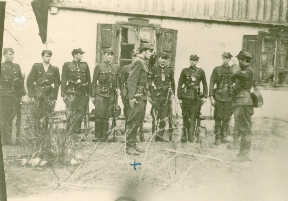 St. sierż. Mieczysław Dziemieszkiewicz, ps. „Rój” (oznaczony krzyżykiem) przed frontem oddziału przyjmuje meldunek od sierż. Ildefonsa Żbikowskiego ps. „Tygrys”, maj 1948 r. (IPN BU 024/94)