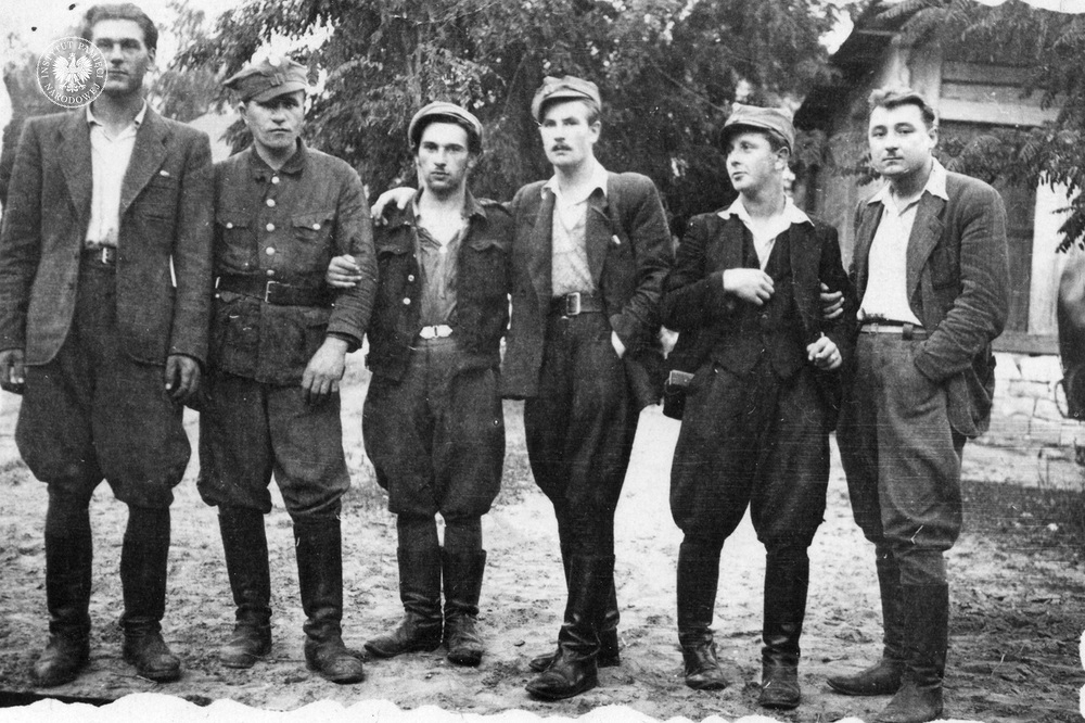 Grupa żołnierzy ze zgrupowania oddziałów leśnych Inspektoratu WiN Lublin mjr. Hieronima Dekutowskiego ps. „Zapora”. Drugi od prawej stoi Bogdan Dzierżanowski ps. „Lotnik”, trzeci - ppor. Jerzy Karcz ps. „Bohun”, rok 1946 lub 1947 (IPN Lu 0205/6)