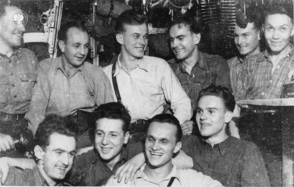 Spotkanie partyzantów ze zgrupowania „Garbnik” podczas świąt Bożego Narodzenia 1946 r. w Cięcinie koło Węgierskiej Górki. Od lewej w górnym rzędzie: Władysław Zbyrcz „Pstrąg”, Kazimierz Wolny „Hart”, Bronisław Glapiak „Ryś”, Jerzy Ślosarczyk „Jeż”, Zygmunt Kaczmarczyk „Robert”, Leszek Kocur „Leszek”. W dolnym rzędzie od lewej: Marian Ślosarczyk „Marek”, Ryszard Pióro-Bończa „Ryszard”, Zbigniew Krempa „Kangur”, Emil Żabnicki „Bicz”. Zdjęcie zrobił Jan Czul „Kuropatwa”/”Jaś” (IPN Kr 802/117)