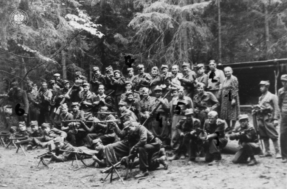 Obóz Zgrupowania Partyzanckiego „Błyskawica” nad Przełęczą Borek w Gorcach, żołnierze Grupy Ochrony Sztabu Józefa Kurasia „Ognia”, lipiec 1946 r. (IPN Kr 06/1, t. 33)