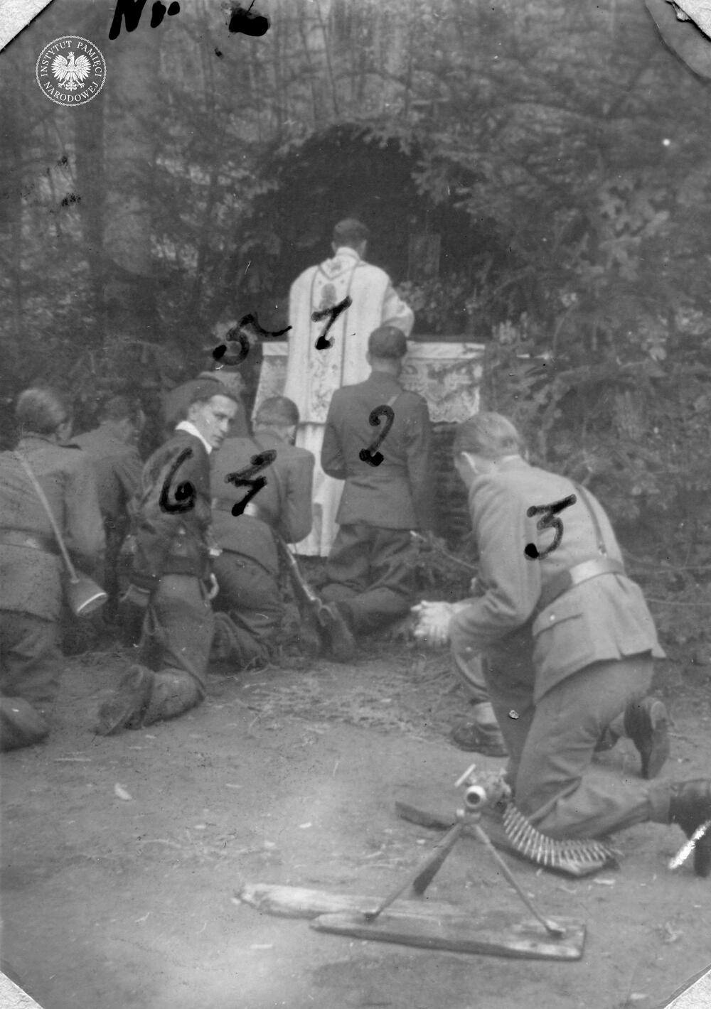 Mszę św. polową dla żołnierzy „Żandarmerii” Polskiej Podziemnej Armii Niepodległościowej odprawia ks. Władysław Gurgacz „Sem”. Twarzą do fotografującego (z lewej) obrócony jest Marian Stanek „Zoro”, maj 1949 r. (autorem fotografii jest Tadeusz Ryba; IPN Kr 110/3411, t. 2)