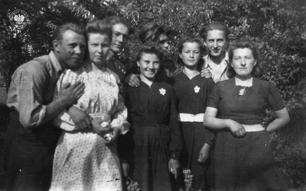 Żołnierze patrolu st. sierż. Walentego Waśkowicza „Strzała” z oddziału kpt. Zdzisława Brońskiego „Uskok” w towarzystwie nieznanych kobiet. Stoją od lewej: Marian Puchacz „Kubuś”, Czesław Jabłoński „Bąk”, Jerzy Marciniak „Sęk”, Jan Belcarz „Dżym”. Zdjęcie wykonano w pierwszej połowie maja 1947 r. w kolonii Orzechów w pow. włodawskim (IPN Lu 0205/6)