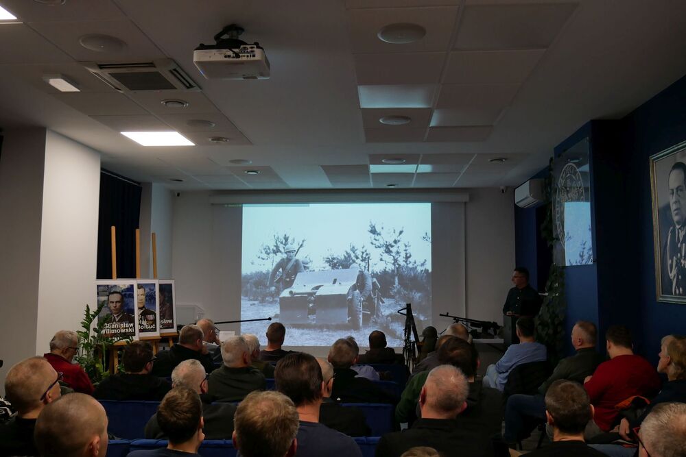 Wykład Adama Kurusa „Mokra 1939. Bój Wołyńskiej Brygady Kawalerii z 4 Dywizją Pancerną w świetle nowych fotografii i dokumentów archiwalnych”.  Fot. Kinga Lis, Adam Kurus/IPN