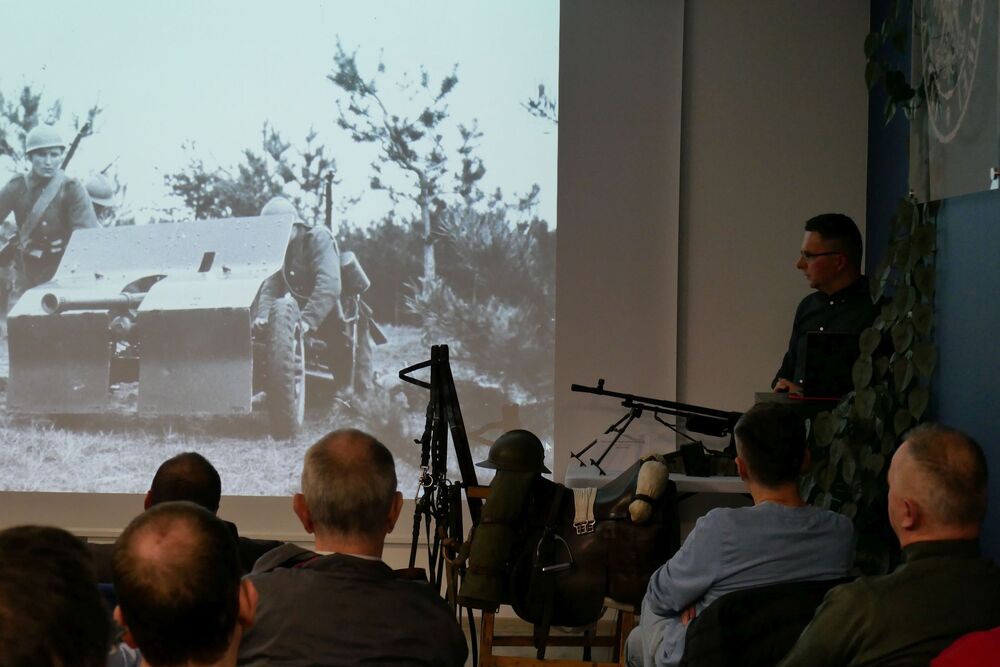 Wykład Adama Kurusa „Mokra 1939. Bój Wołyńskiej Brygady Kawalerii z 4 Dywizją Pancerną w świetle nowych fotografii i dokumentów archiwalnych”.  Fot. Kinga Lis, Adam Kurus/IPN