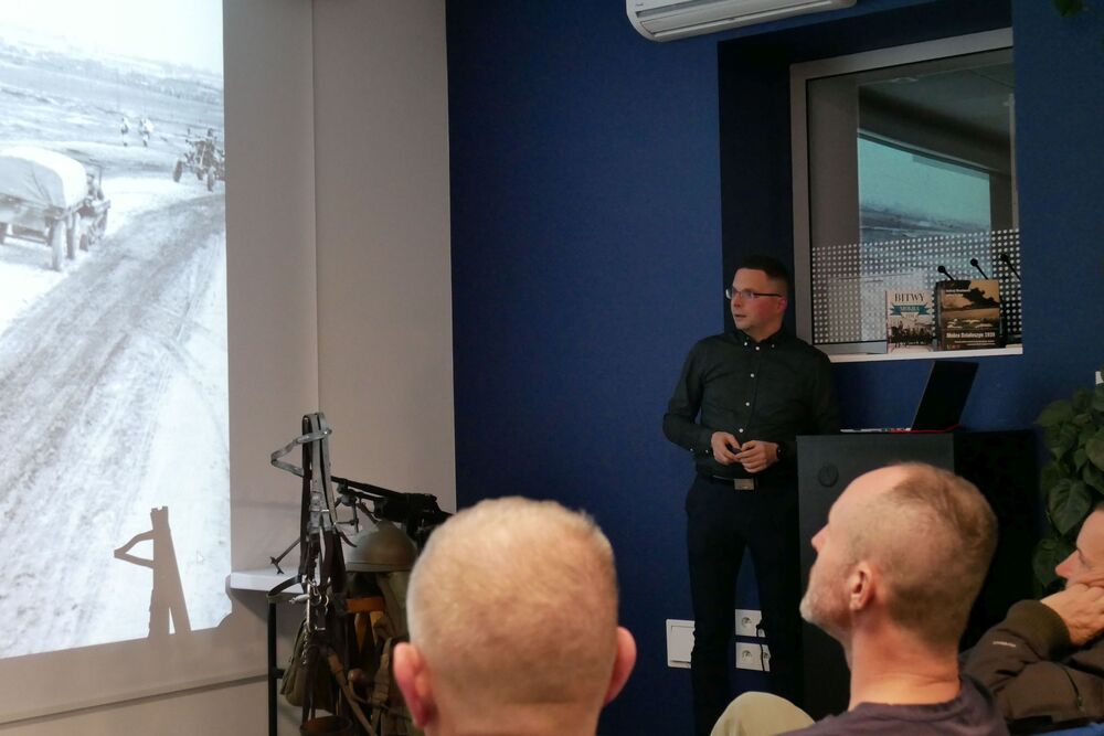 Wykład Adama Kurusa „Mokra 1939. Bój Wołyńskiej Brygady Kawalerii z 4 Dywizją Pancerną w świetle nowych fotografii i dokumentów archiwalnych”.  Fot. Kinga Lis, Adam Kurus/IPN