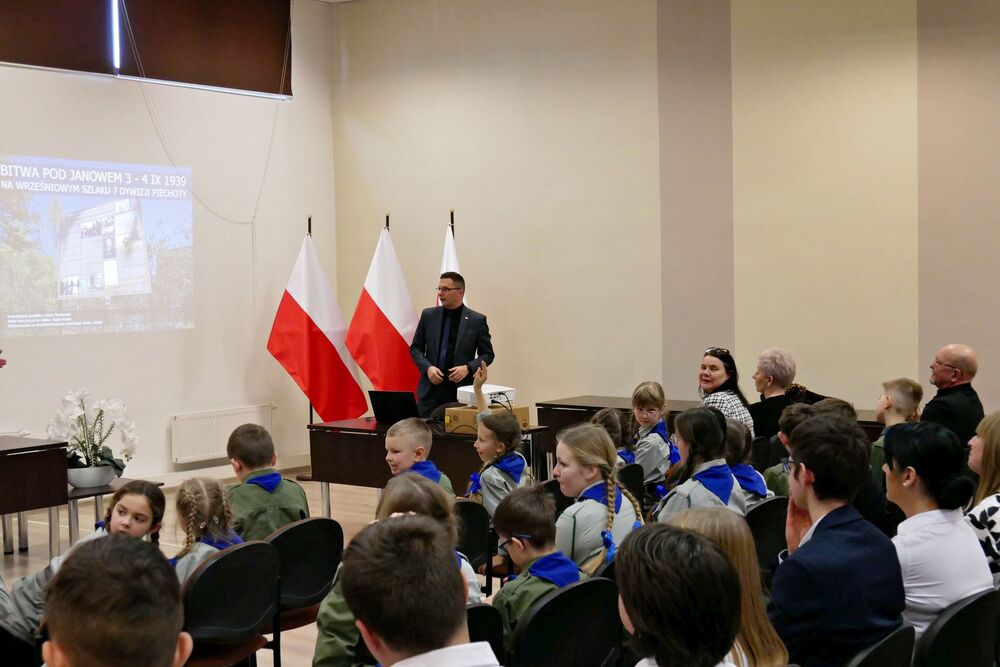 Otwarcie szlaku „Bitwa pod Janowem 3 – 4 IX 1939. Na wrześniowym szlaku 7 Dywizji Piechoty” – Janów, 6 marca 2025. Fot. Zbigniew Kurus