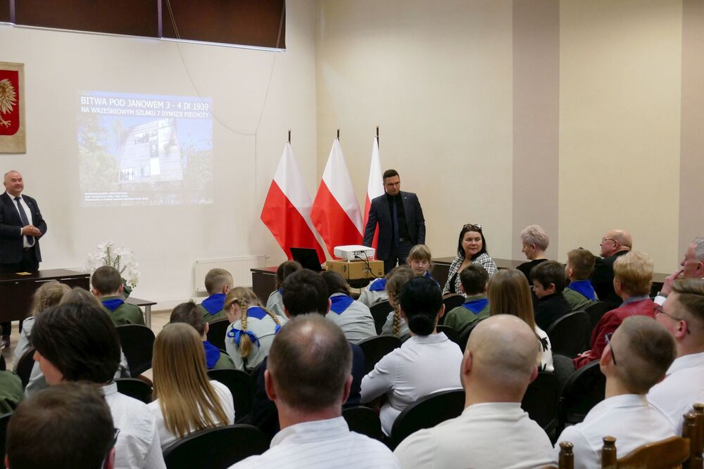 Otwarcie szlaku „Bitwa pod Janowem 3 – 4 IX 1939. Na wrześniowym szlaku 7 Dywizji Piechoty” – Janów, 6 marca 2025. Fot. Zbigniew Kurus