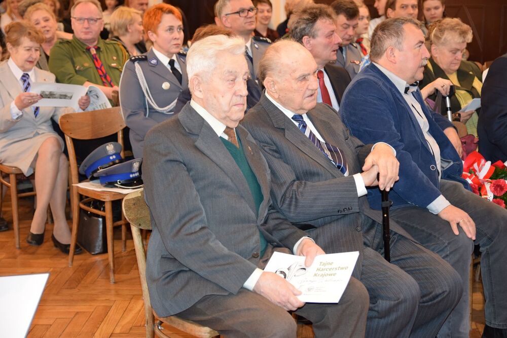 Uroczystość w I LO im. Tadeusza Kościuszki, 28 lutego 2019 r. W pierwszym rzędzie od lewej siedzą Konrad Graca i Wiktor Kokot, byli członkowie THK-SW fot. IPN