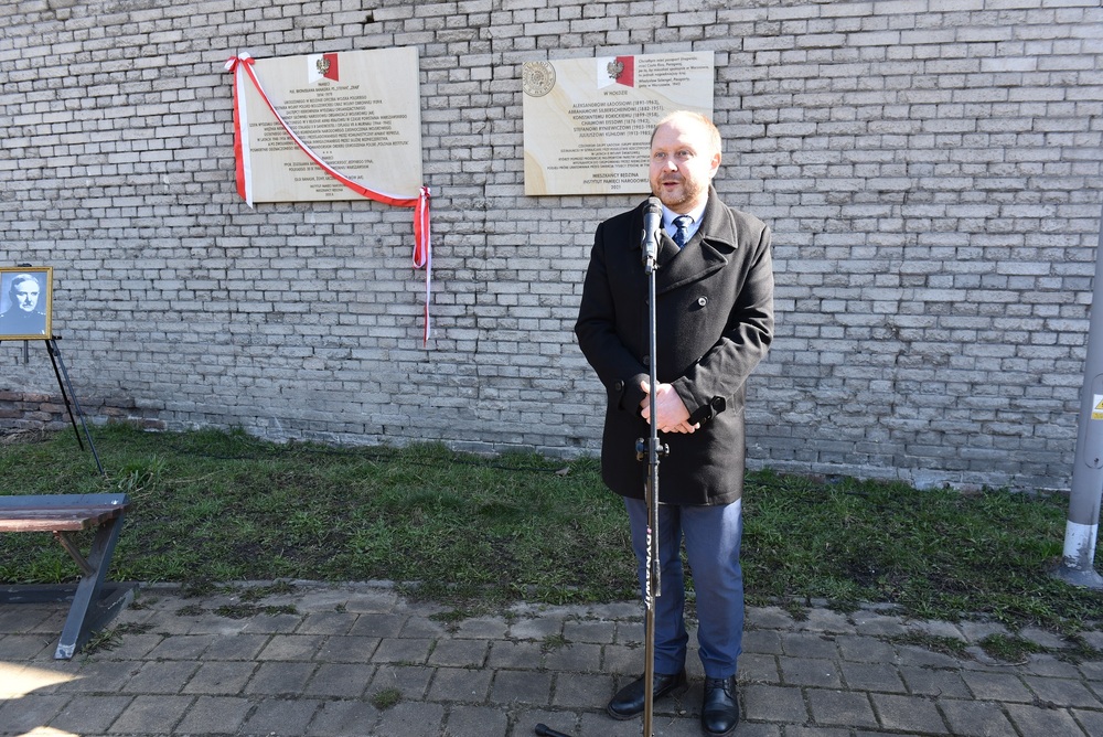 Odsłonięcie tablicy poświęconej płk. Bronisławowi Banasikowi  Będzinie. Fot. Monika Kobylańska/IPN